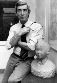 File:Herge with bust of Tintin.png