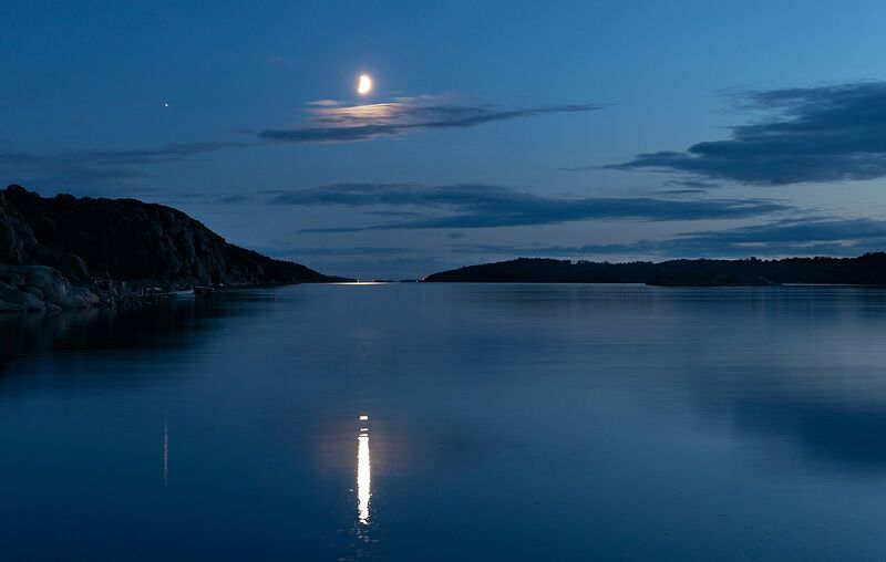 File:Waxing half moon over Brofjorden.jpg