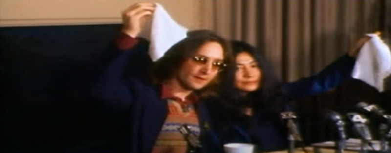 File:John Lennon and Yoko Ono holding Nutopian flags.png