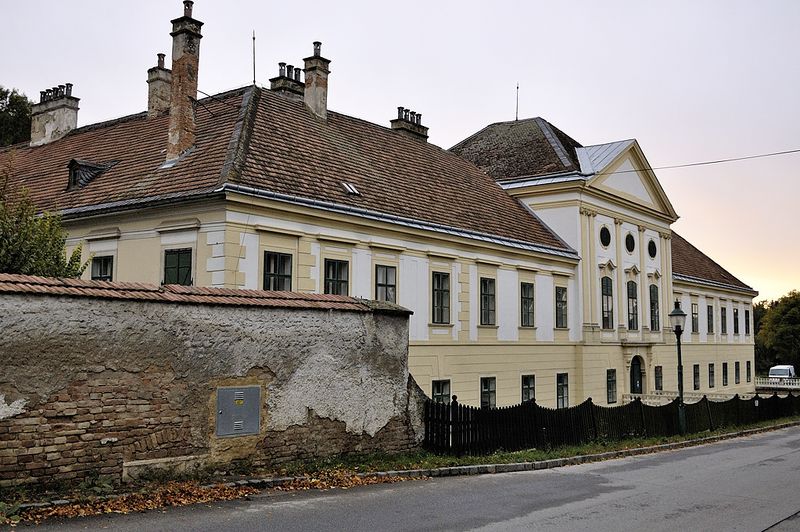 File:Schloss Coburg in Ebenthal 01.jpg