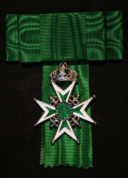 File:Dame Commander insignia of the Royal Order of the Crown of the Northern Forests.jpg